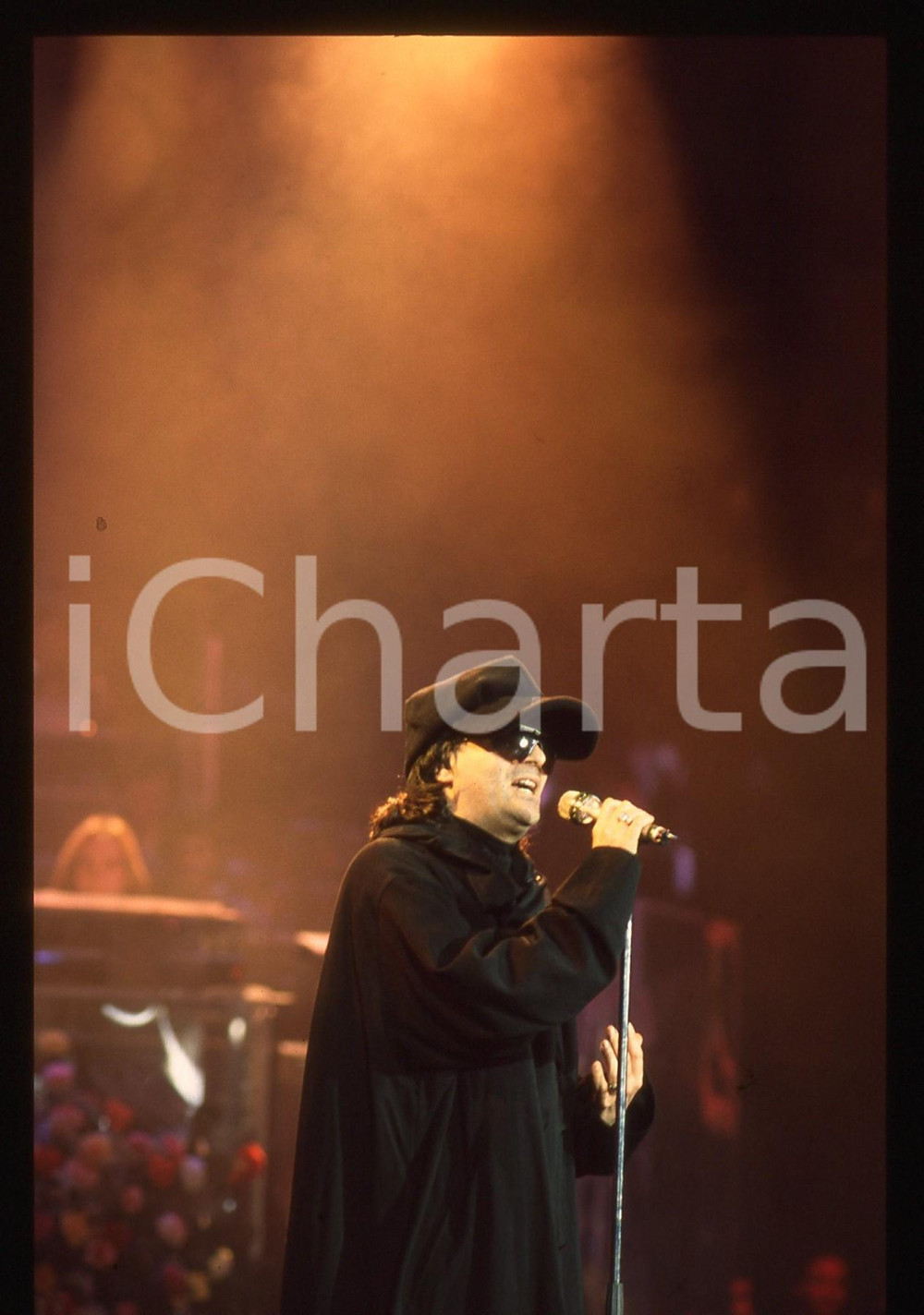 35mm vintage slide*1990ca Concerto Renato ZERO con occhiali e cappello neri (11)