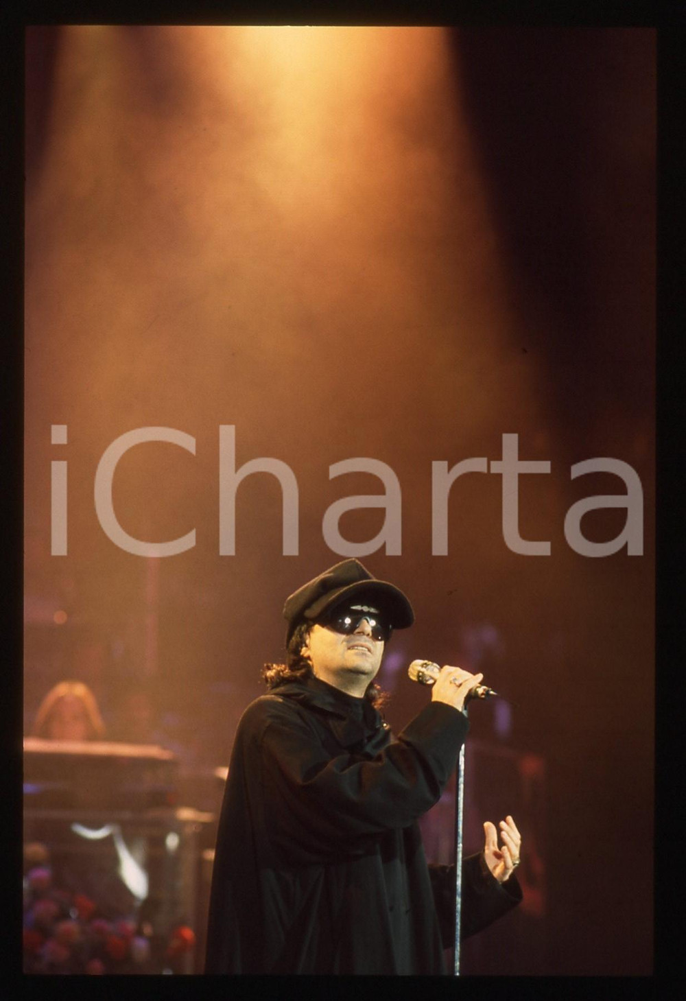 35mm vintage slide*1990ca Concerto Renato ZERO con occhiali e cappello neri (12)