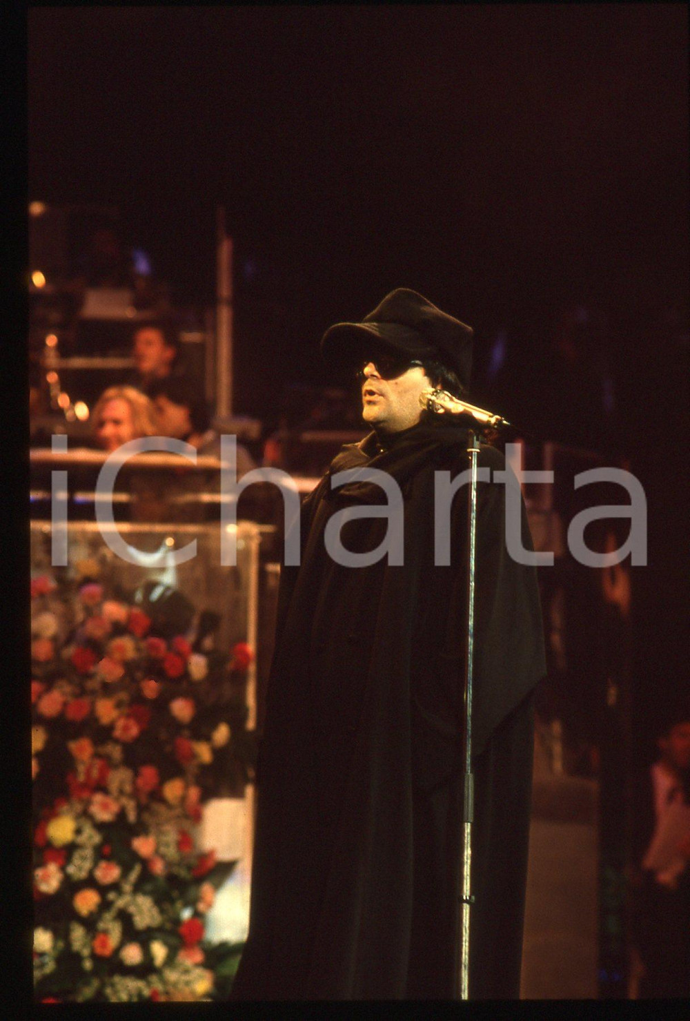 35mm vintage slide*1990ca Concerto Renato ZERO con occhiali e cappello neri (15)