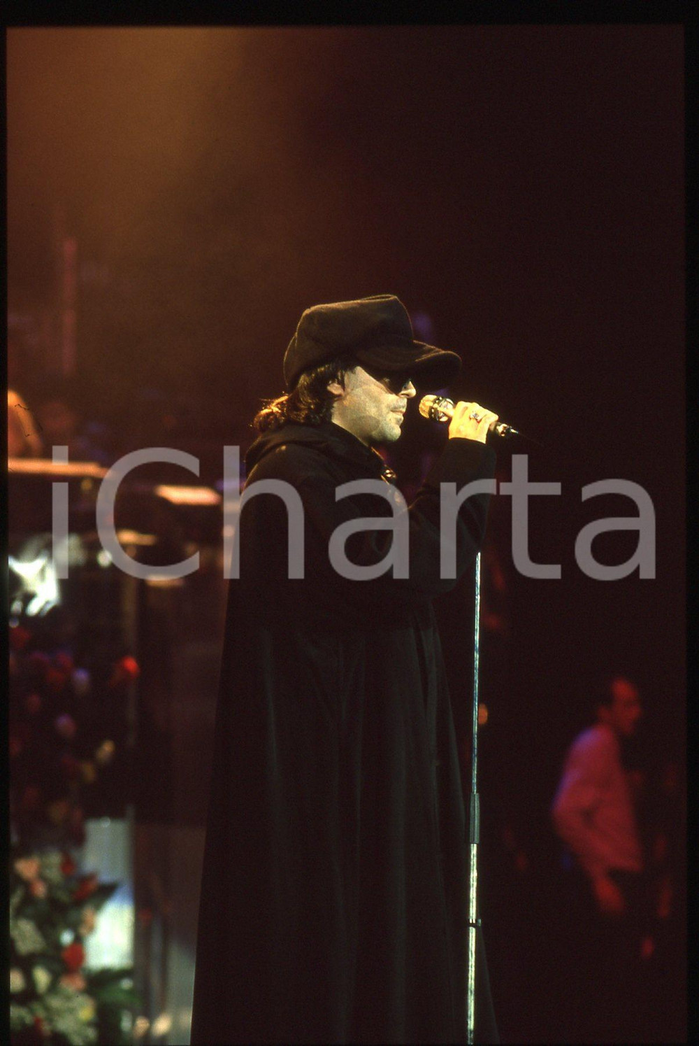 35mm vintage slide*1990ca Concerto Renato ZERO con occhiali e cappello neri (16)