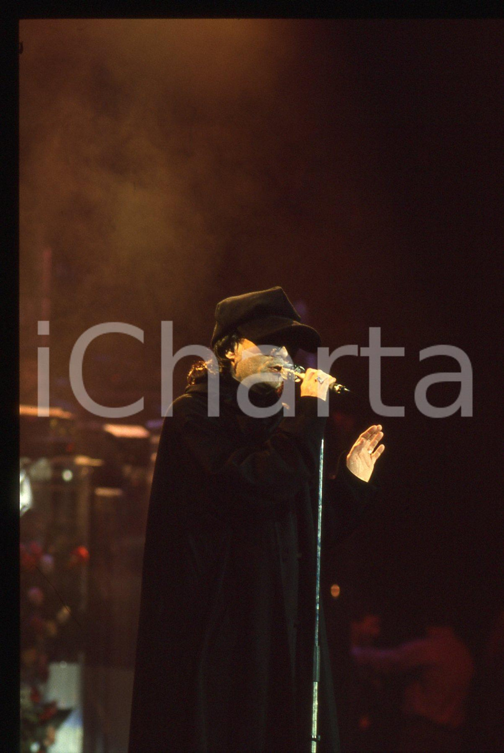 35mm vintage slide*1990ca Concerto Renato ZERO con occhiali e cappello neri (18)