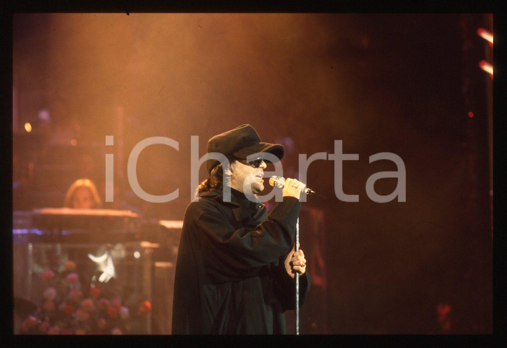 35mm vintage slide*1990ca Concerto Renato ZERO con occhiali e cappello neri (20)