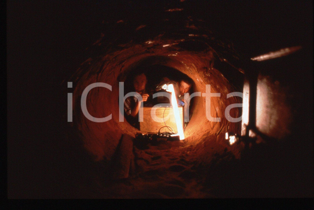 35mm vintage slide* 1999 BEING JOHN MALKOVICH Spike JONZE and Lance ACORD   Diapositiva d'epoca, in formato 35 mm.CONDIZIONI: GOOD ICharta mette in vendita, sul negozio eBay e in esclusiva sul sito "icharta" il proprio archivio composto da numerose diapositive e negativi fotografici d'epoca, tutti originali e autentici, che attraversano la storia del costume italiano tra gli la fine degli anni Sessanta e Novanta.Si tratta di uno sguardo inedito sull'attualit&agrave;, la politica, la vita quotidiana, il gossip e la cultura, che fotografa il cambiamento della nazione in quest'ultimo scorcio del XX secolo. Un'occasione unica per il mercato del collezionismo, che vede finalmente disponibile un archivio eccezionale per vastit&agrave;, tematiche e condizioni, in un settore (il negativo fotografico e la diapositiva) di assoluta novit&agrave; e dalle interessanti prospettive di investimento.  originale e autentica 1