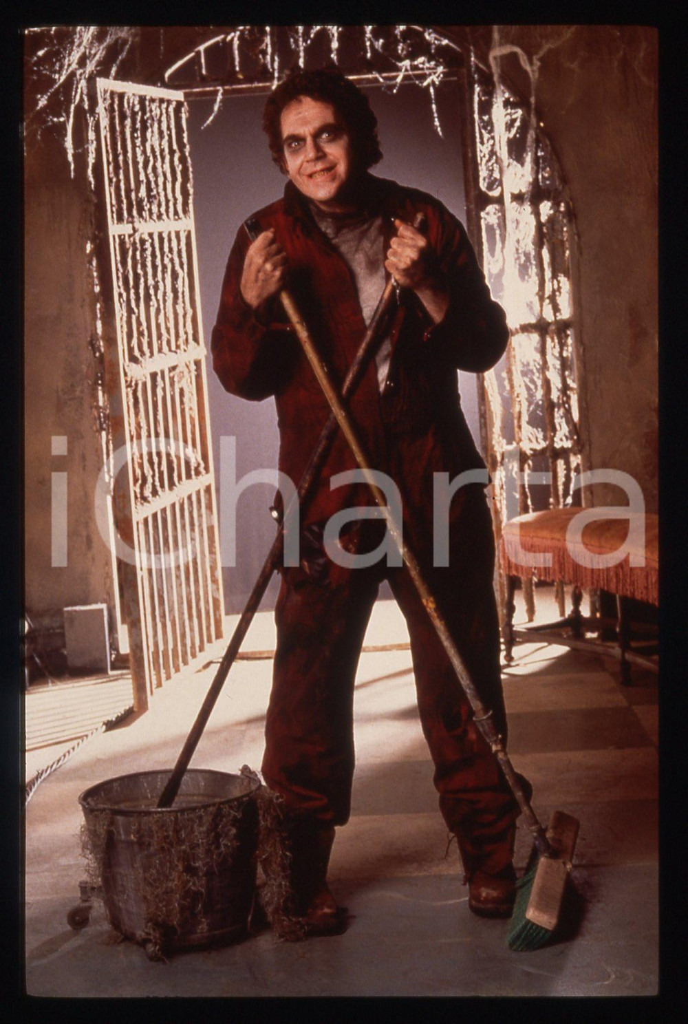35mm vintage slide*1996 serie tv americana BONE CHILLERS Charles FLEISCHER   Diapositiva d'epoca, in formato 35 mm.CONDIZIONI: GOOD ICharta mette in vendita, sul negozio eBay e in esclusiva sul sito "icharta" il proprio archivio composto da numerose diapositive e negativi fotografici d'epoca, tutti originali e autentici, che attraversano la storia del costume italiano tra gli la fine degli anni Sessanta e Novanta.Si tratta di uno sguardo inedito sull'attualit&agrave;, la politica, la vita quotidiana, il gossip e la cultura, che fotografa il cambiamento della nazione in quest'ultimo scorcio del XX secolo. Un'occasione unica per il mercato del collezionismo, che vede finalmente disponibile un archivio eccezionale per vastit&agrave;, tematiche e condizioni, in un settore (il negativo fotografico e la diapositiva) di assoluta novit&agrave; e dalle interessanti prospettive di investimento.  originale e autentica 1