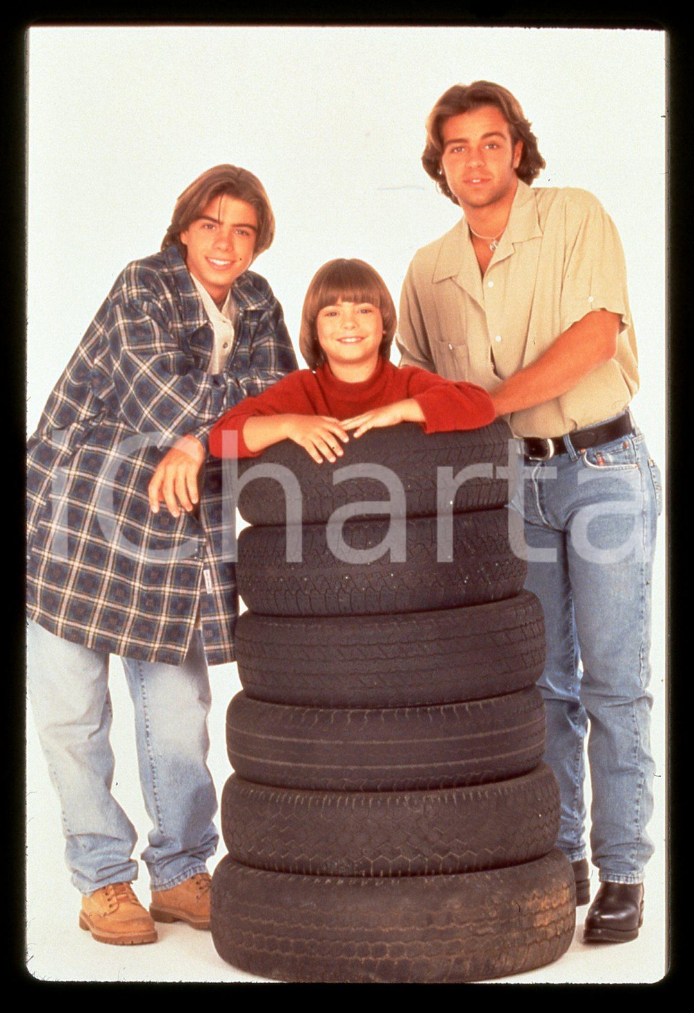 35mm vintage slide* 1996 BROTHERLY LOVE Joey, Matthew e Andrew LAWRENCE (2)   Diapositiva d'epoca, in formato 35 mm.Nella foto: Joey Lawrence, Matthew Lawrence e Andrew Lawrence. CONDIZIONI: GOODE' severamente vietata la riproduzione. Tutti i diritti sono riservati. ICharta mette in vendita, sul negozio eBay e in esclusiva sul sito "icharta" il proprio archivio composto da numerose diapositive e negativi fotografici d'epoca, tutti originali e autentici, che attraversano la storia del costume italiano tra gli la fine degli anni Sessanta e Novanta.Si tratta di uno sguardo inedito sull'attualit&agrave;, la politica, la vita quotidiana, il gossip e la cultura, che fotografa il cambiamento della nazione in quest'ultimo scorcio del XX secolo. Un'occasione unica per il mercato del collezionismo, che vede finalmente disponibile un archivio eccezionale per vastit&agrave;, tematiche e condizioni, in un settore (il negativo fotografico e la diapositiva) di assoluta novit&agrave; e dalle interessanti prospettive di investimento.  originale e autentica 1