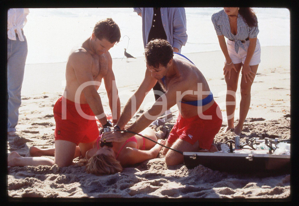 Fotografia d epoca originale 35mm vintage slide 1990ca Serie tv BAYWATCH  gardaspiaggia soccorrono bagnante 1