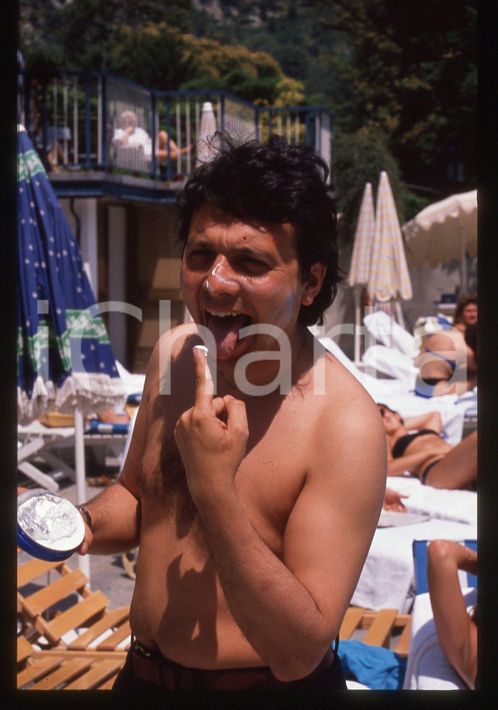 35mm vintage slide*1990ca Piero CHIAMBRETTI al mare assaggia la crema solare