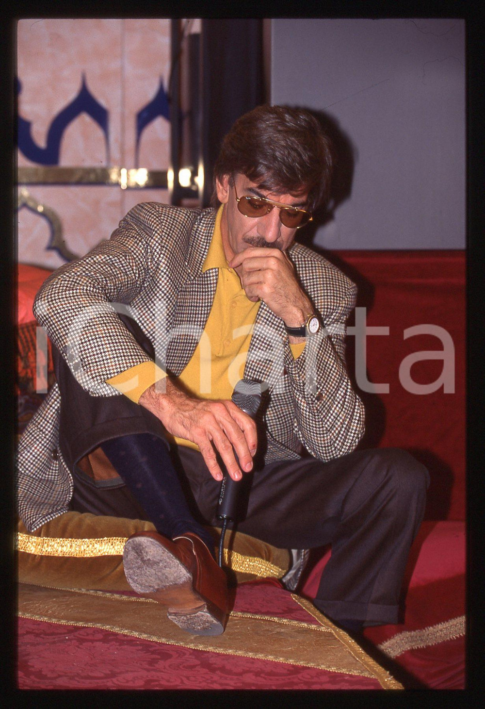 35mm vintage slide*1990ca Marco COLUMBRO inflila il microfono in una scarpa