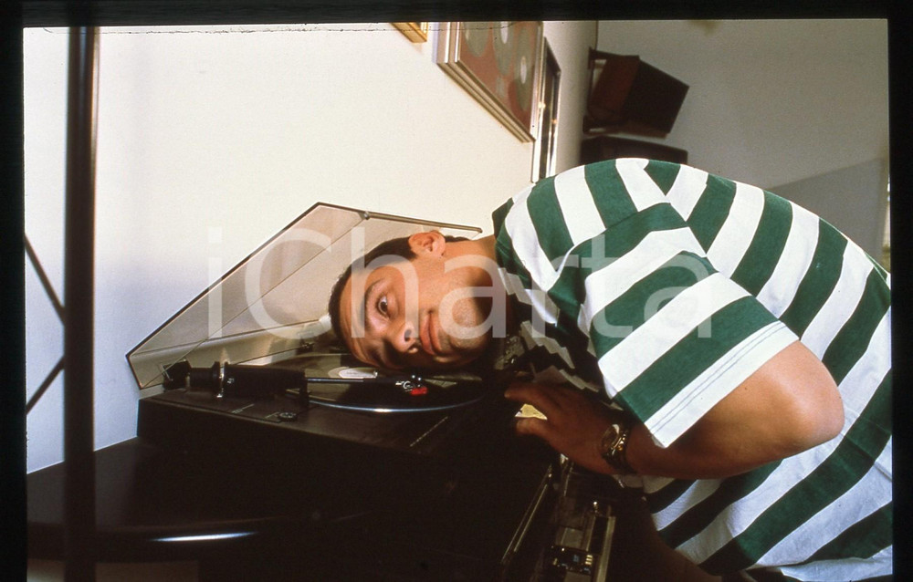 35mm vintage slide*1990ca Eros RAMAZZOTTI con la testa appoggiata sul giradischi
