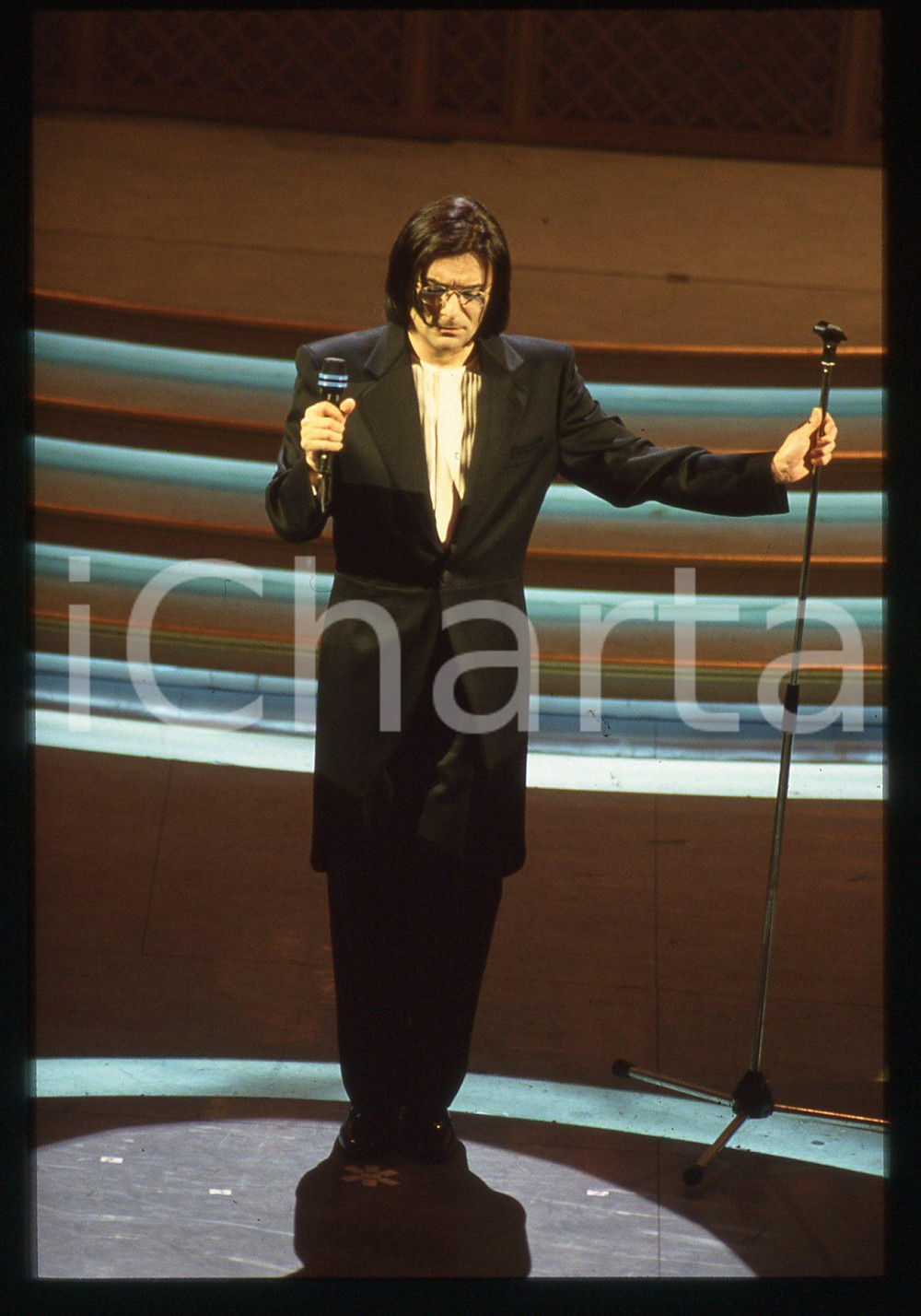 35mm vintage slide*  1990ca Ritratto di Renato ZERO sul palcoscenico (2)   Diapositiva d'epoca, in formato 35 mm. CONDIZIONI: GOODE' severamente vietata la riproduzione. Tutti i diritti sono riservati. ICharta mette in vendita, sul negozio eBay e in esclusiva sul sito "icharta" il proprio archivio composto da numerose diapositive e negativi fotografici d'epoca, tutti originali e autentici, che attraversano la storia del costume italiano tra gli la fine degli anni Sessanta e Novanta.Si tratta di uno sguardo inedito sull'attualit&agrave;, la politica, la vita quotidiana, il gossip e la cultura, che fotografa il cambiamento della nazione in quest'ultimo scorcio del XX secolo. Un'occasione unica per il mercato del collezionismo, che vede finalmente disponibile un archivio eccezionale per vastit&agrave;, tematiche e condizioni, in un settore (il negativo fotografico e la diapositiva) di assoluta novit&agrave; e dalle interessanti prospettive di investimento.  originale e autentica 1
