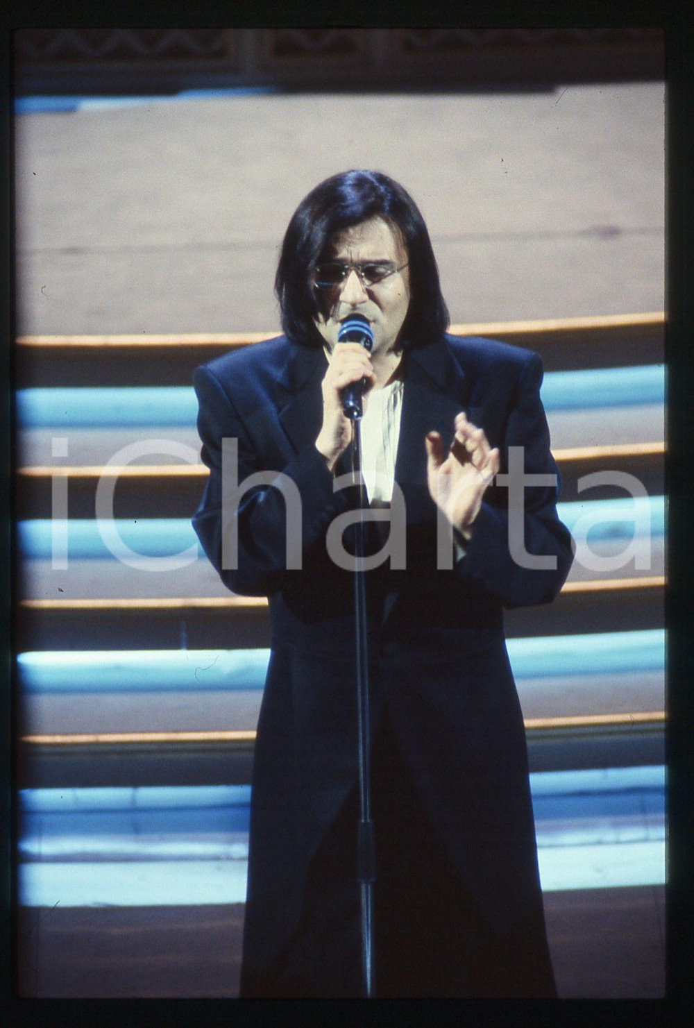 35mm vintage slide*  1990ca Ritratto di Renato ZERO sul palcoscenico (3)   Diapositiva d'epoca, in formato 35 mm. CONDIZIONI: GOODE' severamente vietata la riproduzione. Tutti i diritti sono riservati. ICharta mette in vendita, sul negozio eBay e in esclusiva sul sito "icharta" il proprio archivio composto da numerose diapositive e negativi fotografici d'epoca, tutti originali e autentici, che attraversano la storia del costume italiano tra gli la fine degli anni Sessanta e Novanta.Si tratta di uno sguardo inedito sull'attualit&agrave;, la politica, la vita quotidiana, il gossip e la cultura, che fotografa il cambiamento della nazione in quest'ultimo scorcio del XX secolo. Un'occasione unica per il mercato del collezionismo, che vede finalmente disponibile un archivio eccezionale per vastit&agrave;, tematiche e condizioni, in un settore (il negativo fotografico e la diapositiva) di assoluta novit&agrave; e dalle interessanti prospettive di investimento.  originale e autentica 1