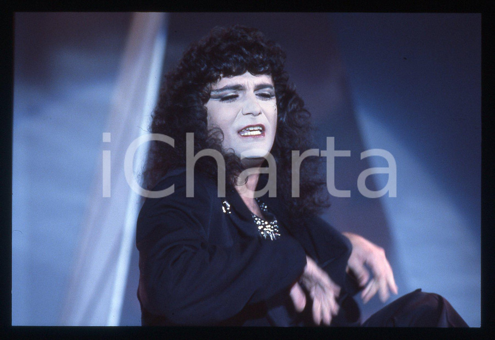 35mm vintage slide*  1984 Riva del Garda Renato ZERO canta "Sospetto" (3)   Diapositiva d'epoca, in formato 35 mm. CONDIZIONI: GOODE' severamente vietata la riproduzione. Tutti i diritti sono riservati. ICharta mette in vendita, sul negozio eBay e in esclusiva sul sito "icharta" il proprio archivio composto da numerose diapositive e negativi fotografici d'epoca, tutti originali e autentici, che attraversano la storia del costume italiano tra gli la fine degli anni Sessanta e Novanta.Si tratta di uno sguardo inedito sull'attualit&agrave;, la politica, la vita quotidiana, il gossip e la cultura, che fotografa il cambiamento della nazione in quest'ultimo scorcio del XX secolo. Un'occasione unica per il mercato del collezionismo, che vede finalmente disponibile un archivio eccezionale per vastit&agrave;, tematiche e condizioni, in un settore (il negativo fotografico e la diapositiva) di assoluta novit&agrave; e dalle interessanti prospettive di investimento.  originale e autentica 1
