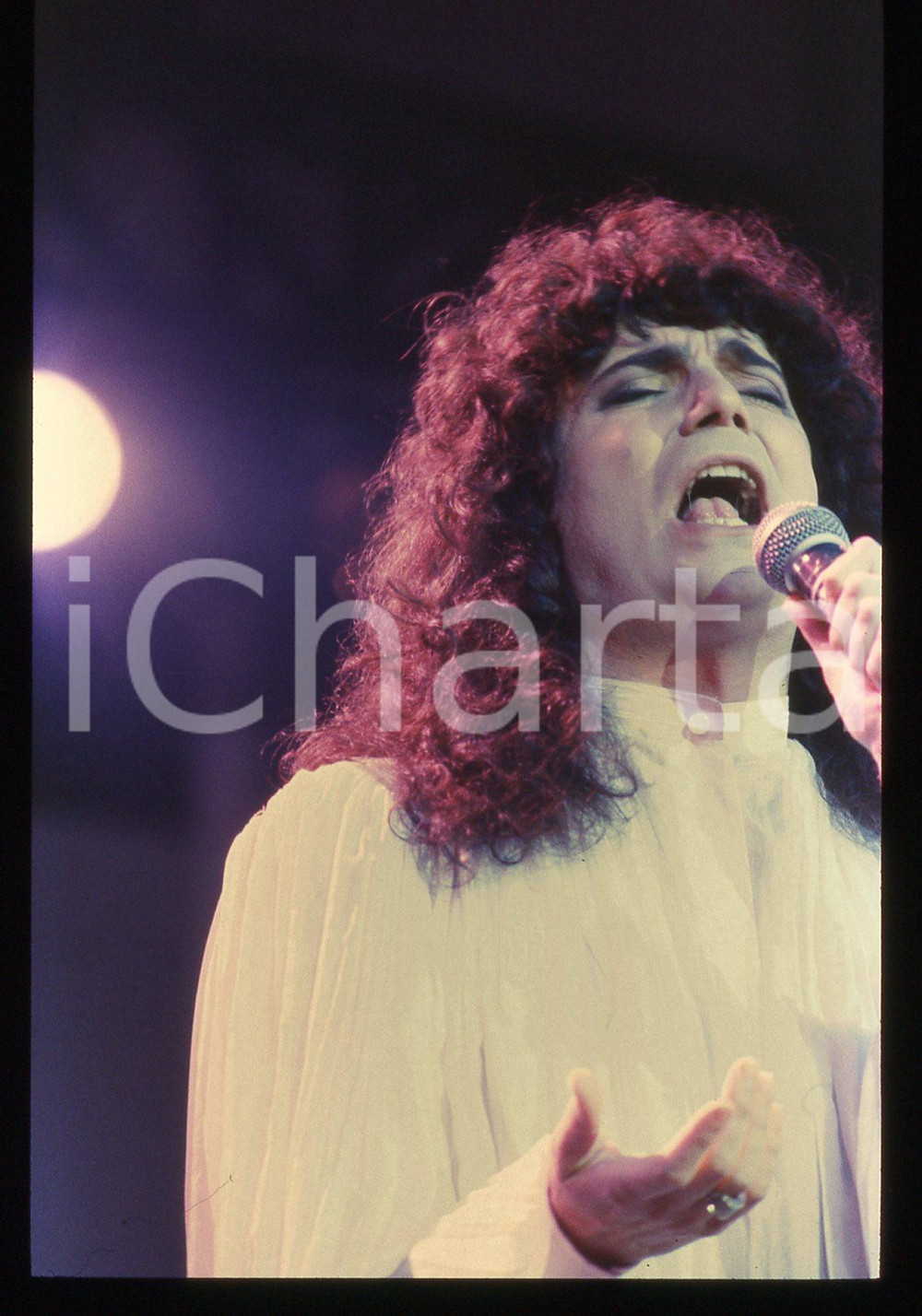 35mm vintage slide* 1985ca Renato ZERO ritratto durante un concerto (3)   Diapositiva d'epoca, in formato 35 mm. CONDIZIONI: GOODE' severamente vietata la riproduzione. Tutti i diritti sono riservati. ICharta mette in vendita, sul negozio eBay e in esclusiva sul sito "icharta" il proprio archivio composto da numerose diapositive e negativi fotografici d'epoca, tutti originali e autentici, che attraversano la storia del costume italiano tra gli la fine degli anni Sessanta e Novanta.Si tratta di uno sguardo inedito sull'attualit&agrave;, la politica, la vita quotidiana, il gossip e la cultura, che fotografa il cambiamento della nazione in quest'ultimo scorcio del XX secolo. Un'occasione unica per il mercato del collezionismo, che vede finalmente disponibile un archivio eccezionale per vastit&agrave;, tematiche e condizioni, in un settore (il negativo fotografico e la diapositiva) di assoluta novit&agrave; e dalle interessanti prospettive di investimento.  originale e autentica 1