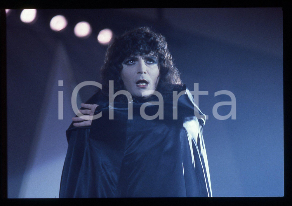 35mm vintage slide*  1985ca Renato ZERO ritratto durante un concerto (4)   Diapositiva d'epoca, in formato 35 mm. CONDIZIONI: GOODE' severamente vietata la riproduzione. Tutti i diritti sono riservati. ICharta mette in vendita, sul negozio eBay e in esclusiva sul sito "icharta" il proprio archivio composto da numerose diapositive e negativi fotografici d'epoca, tutti originali e autentici, che attraversano la storia del costume italiano tra gli la fine degli anni Sessanta e Novanta.Si tratta di uno sguardo inedito sull'attualit&agrave;, la politica, la vita quotidiana, il gossip e la cultura, che fotografa il cambiamento della nazione in quest'ultimo scorcio del XX secolo. Un'occasione unica per il mercato del collezionismo, che vede finalmente disponibile un archivio eccezionale per vastit&agrave;, tematiche e condizioni, in un settore (il negativo fotografico e la diapositiva) di assoluta novit&agrave; e dalle interessanti prospettive di investimento.  originale e autentica 1