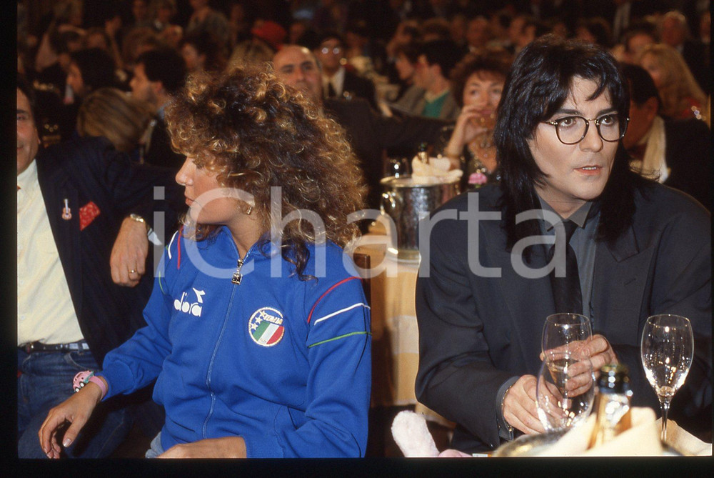 35mm vintage slide* 1987 Sanremo Renato ZERO e Loredana BERTE' (2)   Diapositiva d'epoca, in formato 35 mm. CONDIZIONI: GOODE' severamente vietata la riproduzione. Tutti i diritti sono riservati. ICharta mette in vendita, sul negozio eBay e in esclusiva sul sito "icharta" il proprio archivio composto da numerose diapositive e negativi fotografici d'epoca, tutti originali e autentici, che attraversano la storia del costume italiano tra gli la fine degli anni Sessanta e Novanta.Si tratta di uno sguardo inedito sull'attualit&agrave;, la politica, la vita quotidiana, il gossip e la cultura, che fotografa il cambiamento della nazione in quest'ultimo scorcio del XX secolo. Un'occasione unica per il mercato del collezionismo, che vede finalmente disponibile un archivio eccezionale per vastit&agrave;, tematiche e condizioni, in un settore (il negativo fotografico e la diapositiva) di assoluta novit&agrave; e dalle interessanti prospettive di investimento.  originale e autentica 1