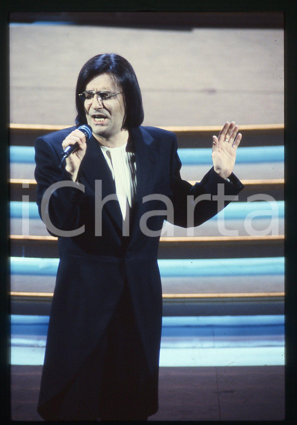 35mm vintage slide* 1990ca Ritratto di Renato ZERO sul palcoscenico (5)   Diapositiva d'epoca, in formato 35 mm. CONDIZIONI: GOODE' severamente vietata la riproduzione. Tutti i diritti sono riservati. ICharta mette in vendita, sul negozio eBay e in esclusiva sul sito "icharta" il proprio archivio composto da numerose diapositive e negativi fotografici d'epoca, tutti originali e autentici, che attraversano la storia del costume italiano tra gli la fine degli anni Sessanta e Novanta.Si tratta di uno sguardo inedito sull'attualit&agrave;, la politica, la vita quotidiana, il gossip e la cultura, che fotografa il cambiamento della nazione in quest'ultimo scorcio del XX secolo. Un'occasione unica per il mercato del collezionismo, che vede finalmente disponibile un archivio eccezionale per vastit&agrave;, tematiche e condizioni, in un settore (il negativo fotografico e la diapositiva) di assoluta novit&agrave; e dalle interessanti prospettive di investimento.  originale e autentica 1