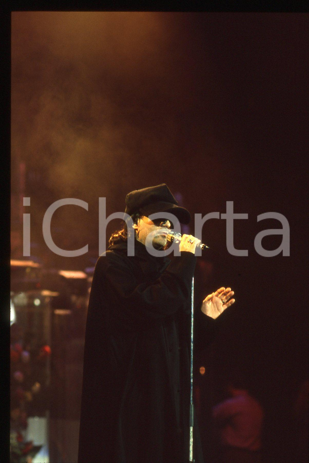 35mm vintage slide*1990ca Concerto Renato ZERO con occhiali e cappello neri (24)