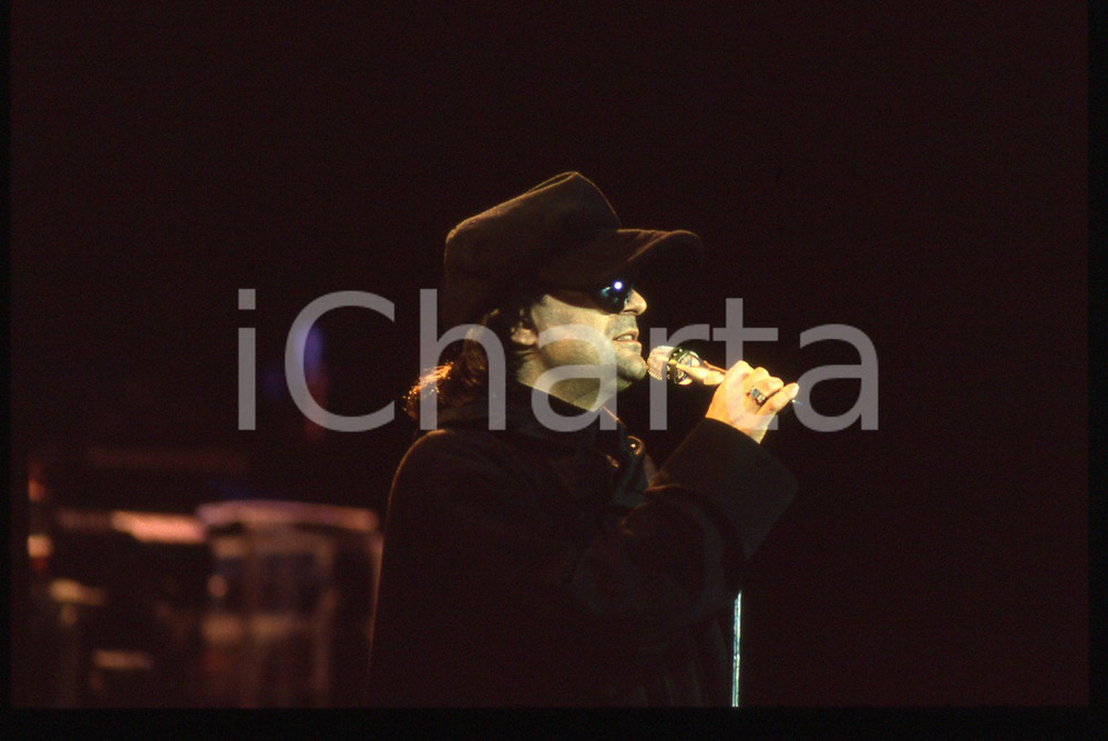 35mm vintage slide*1990ca Concerto Renato ZERO con occhiali e cappello neri (26)