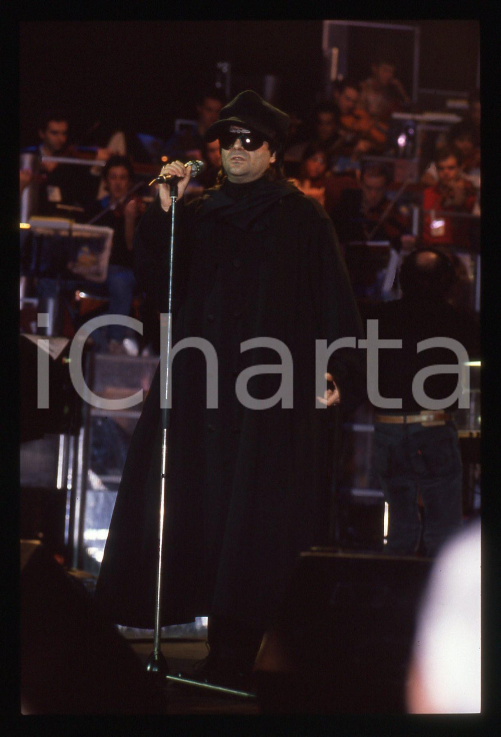 35mm vintage slide*1990ca Concerto Renato ZERO con occhiali e cappello neri (27)