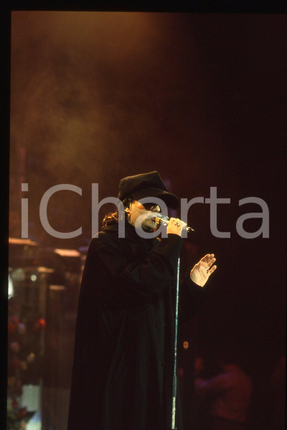 35mm vintage slide*1990ca Concerto Renato ZERO con occhiali e cappello neri (34)