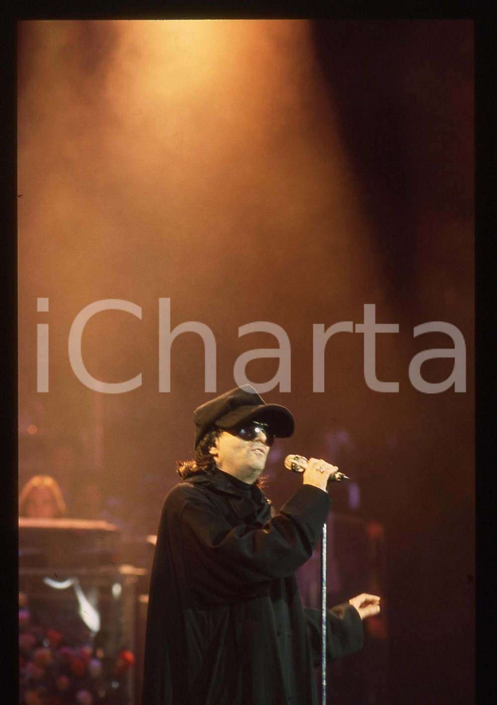 35mm vintage slide*1990ca Concerto Renato ZERO con occhiali e cappello neri (35)