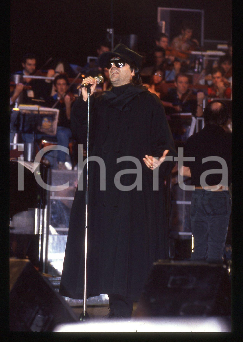 35mm vintage slide*1990ca Concerto Renato ZERO con occhiali e cappello neri (39)