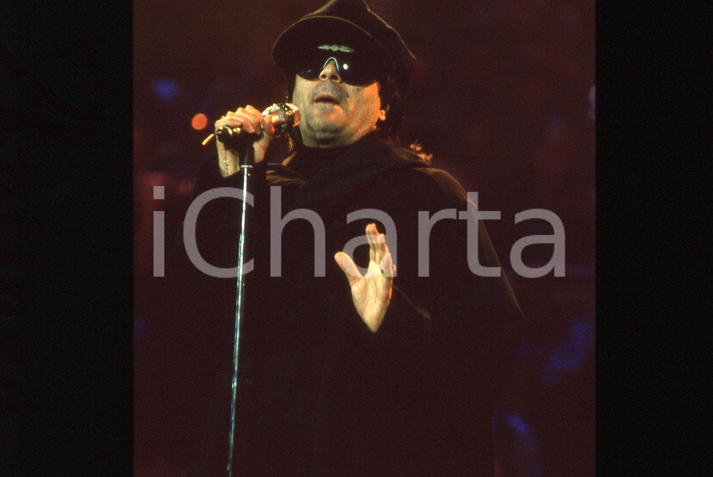 35mm vintage slide*1990ca Concerto Renato ZERO con occhiali e cappello neri (42)
