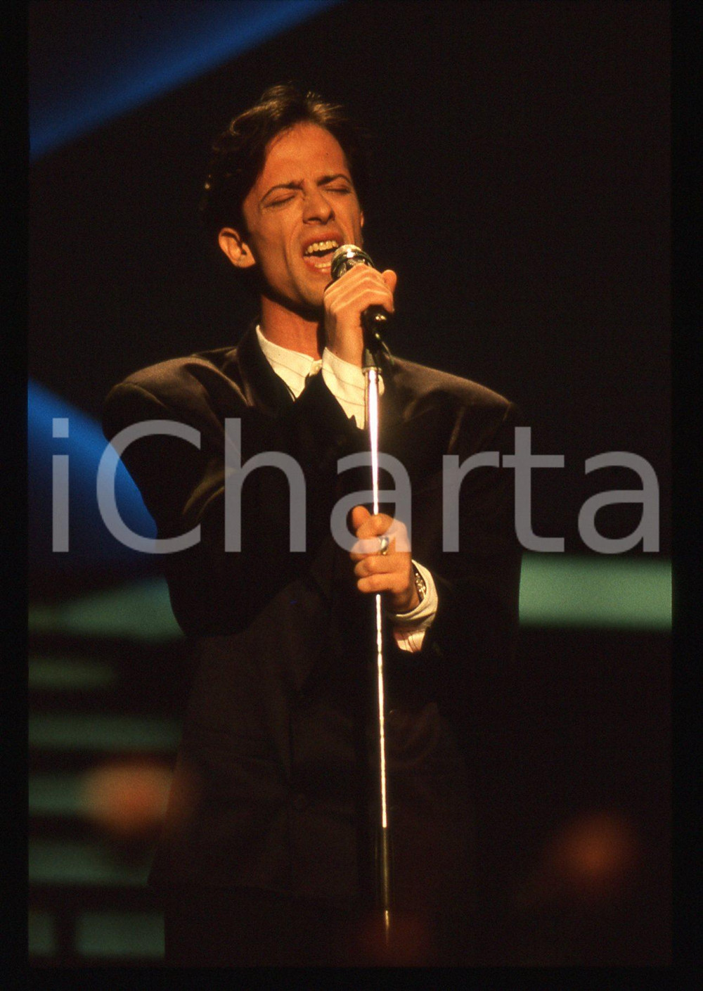 Fotografia d'epoca originale 35mm vintage slide* 1990ca il cantante RAF durante un'esibizione (2) 1