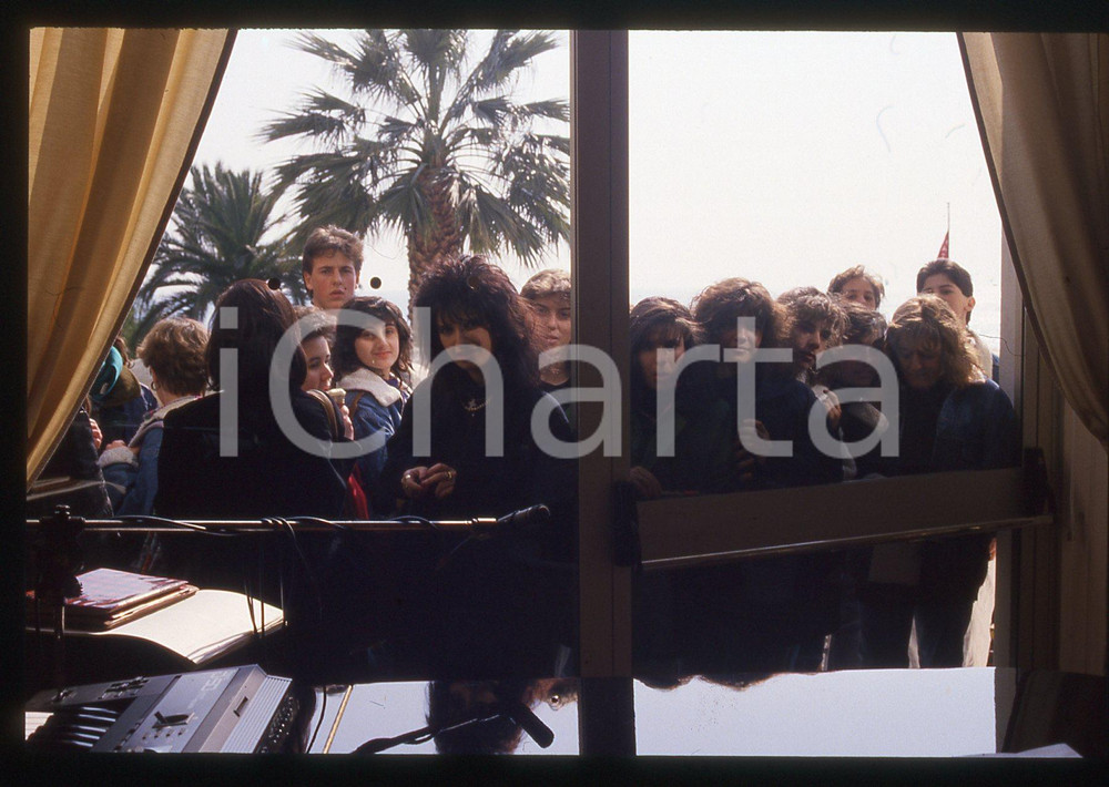 35mm vintage slide* 1990ca Fans attendono il cantante RAF