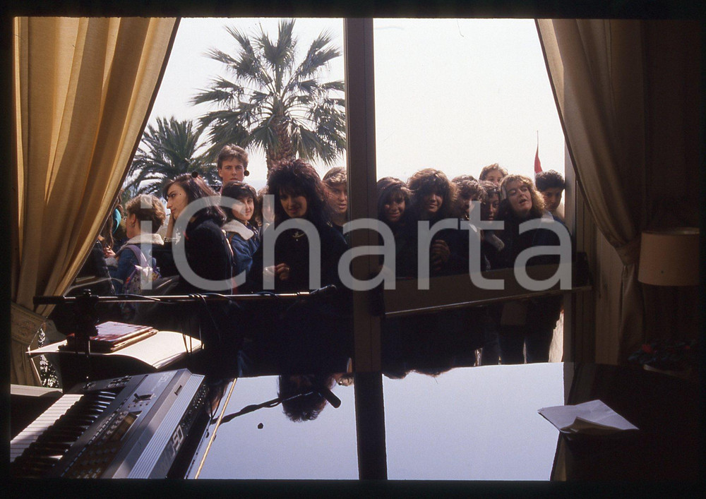 35mm vintage slide* 1990ca Fans attendono il cantante RAF (2)