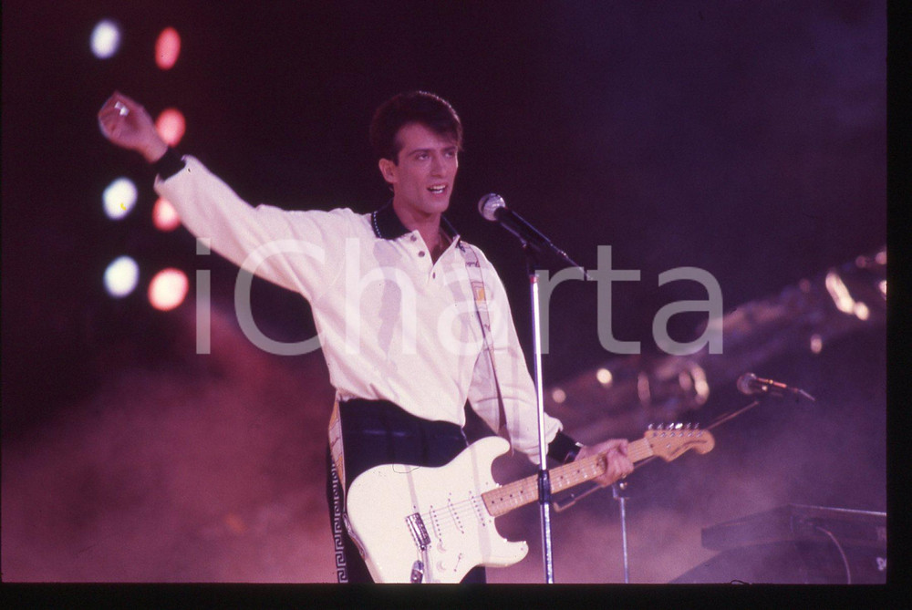 35mm vintage slide* 1985ca il cantante RAF durante un concerto