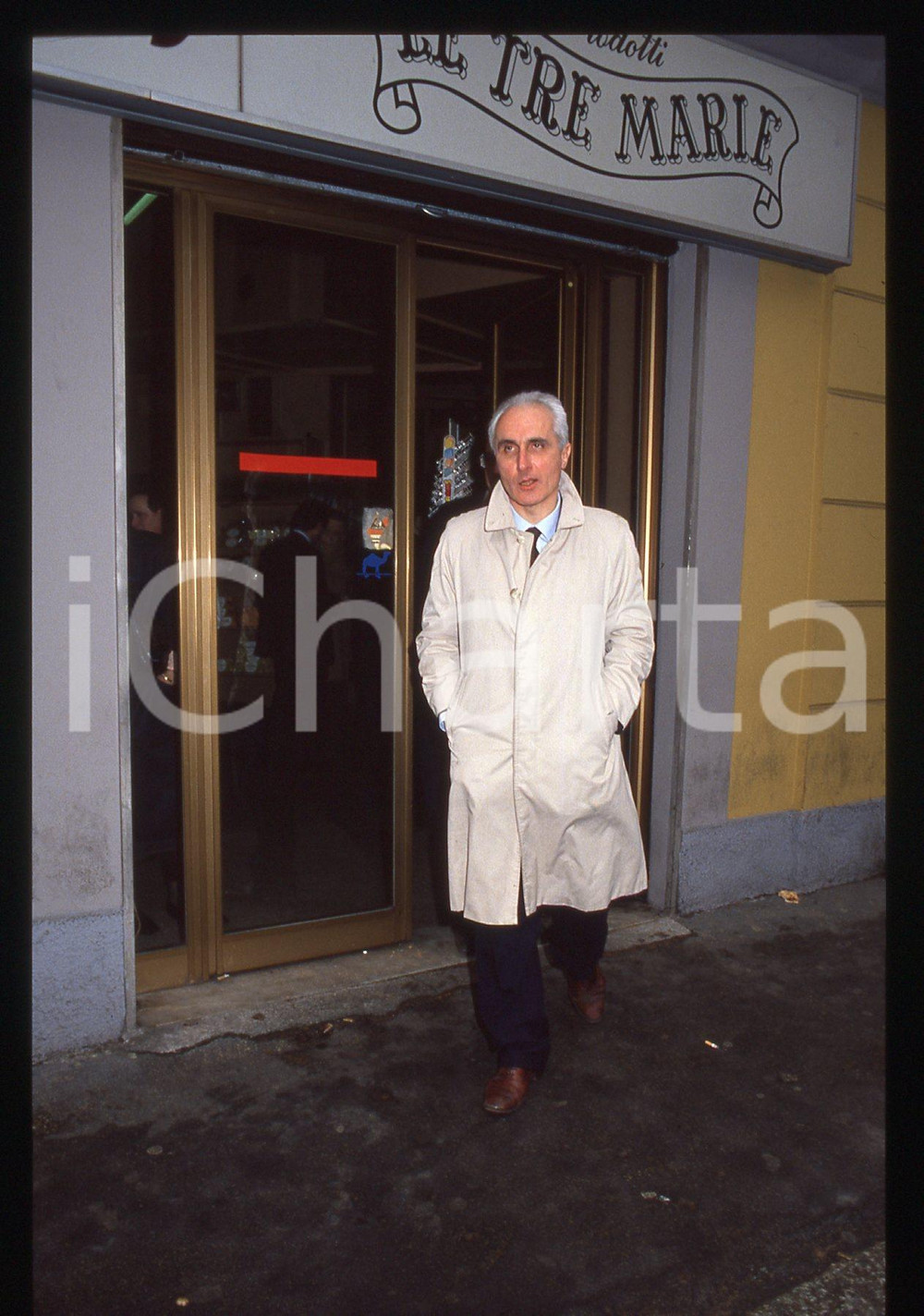 35mm vintage slide*1990ca MILANO Bruno TASSAN DIN esce dal bar LE TRE MARIE