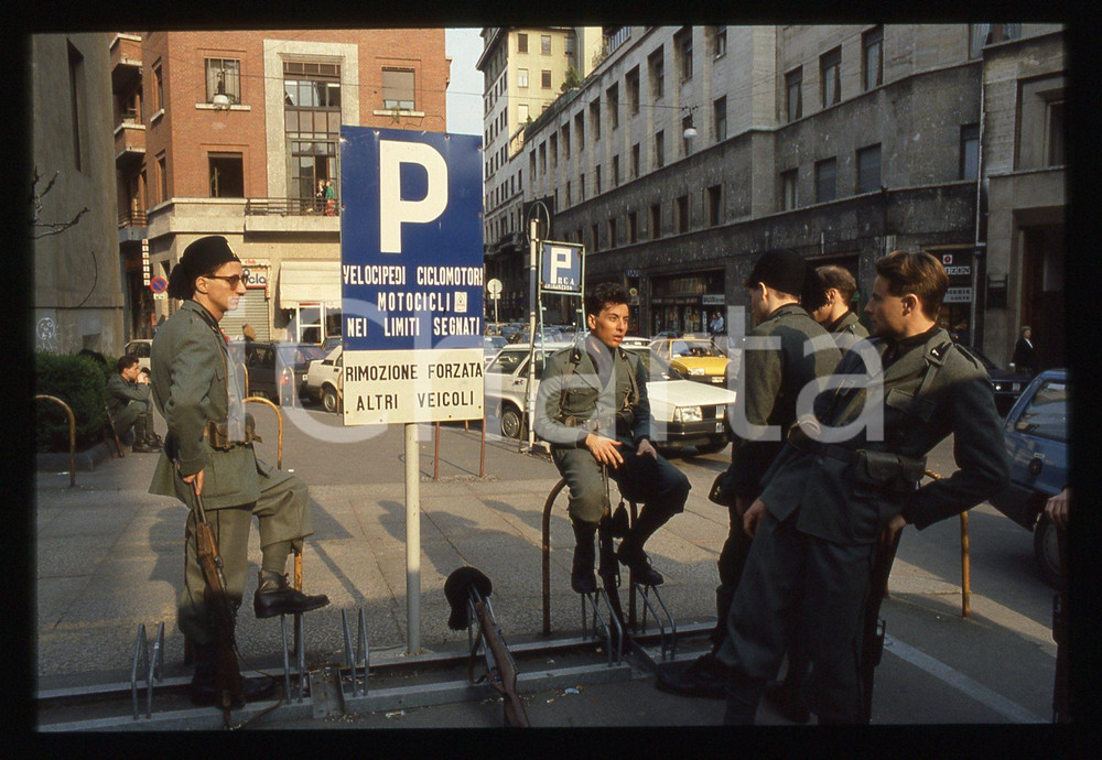 35mm vintage slide* 1988 MILANO Miss Arizona regia Pal SANDOR soldati sul set