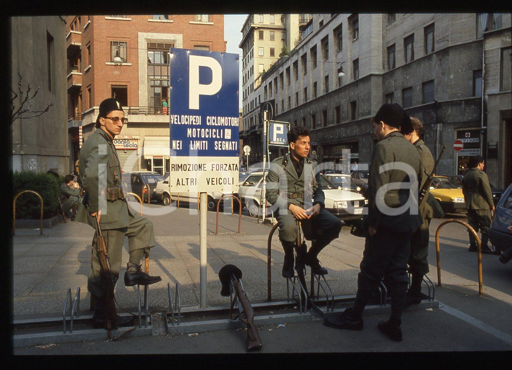 35mm vintage slide* 1988 MILANO Miss Arizona regia Pal SANDOR scena fuori set
