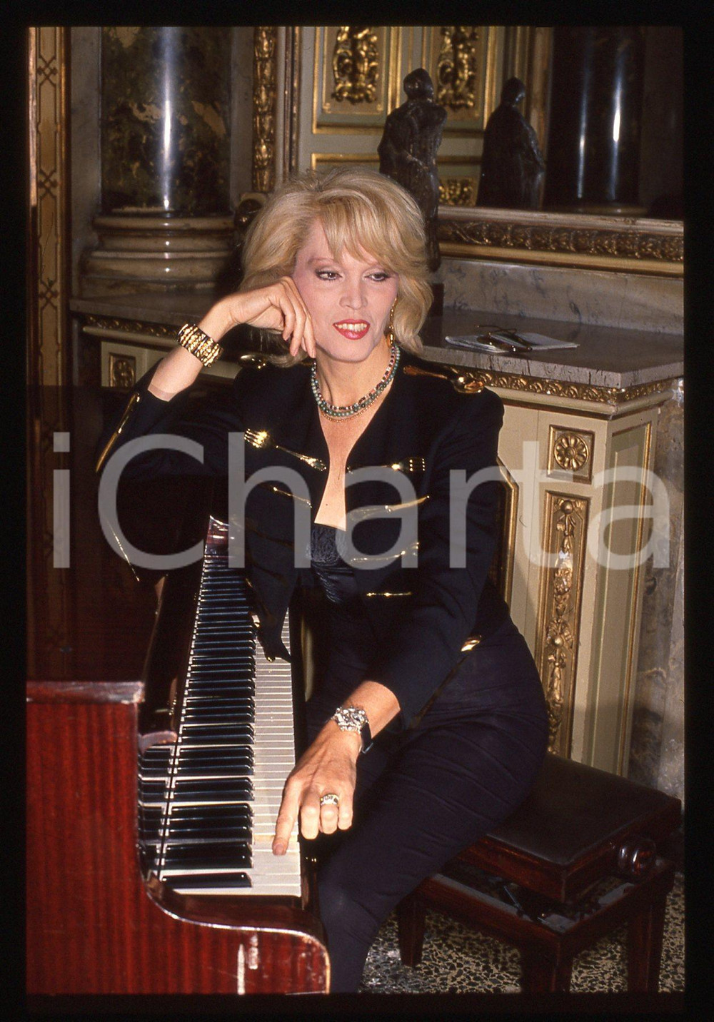 35mm vintage slide*  1990ca Amanda LEAR in posa al pianoforte