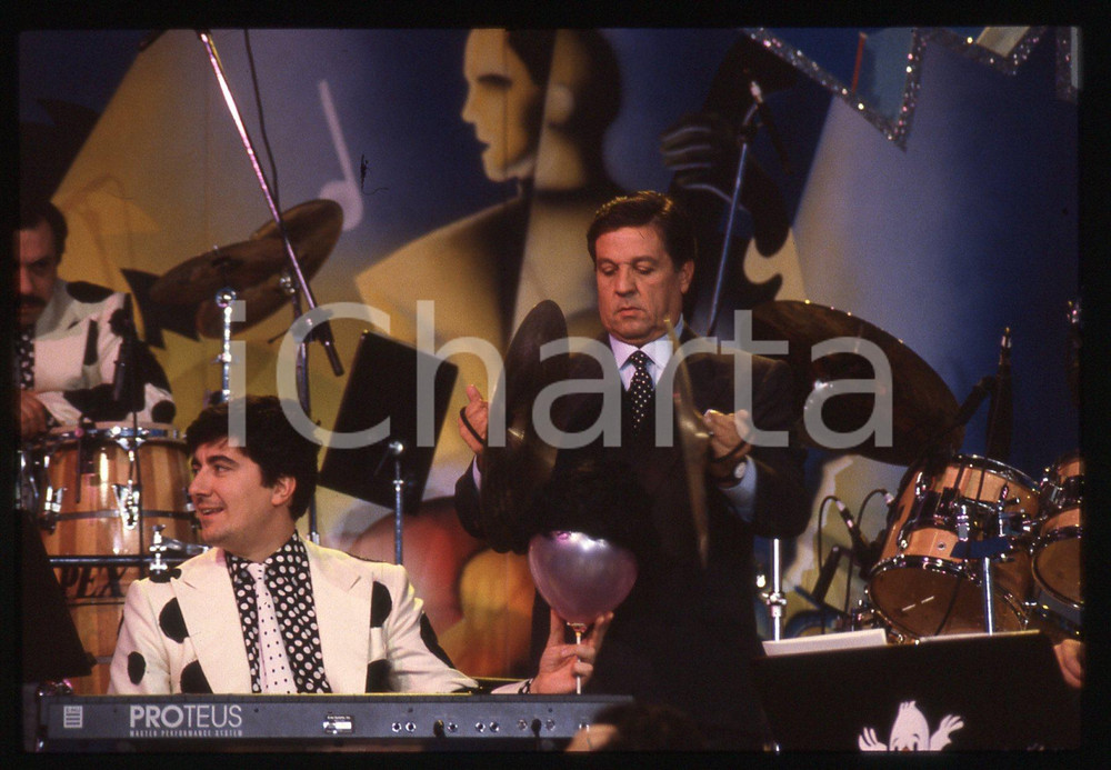 35mm vintage slide* 1990ca Renato POZZETTO gag sul palco con piatti e palloncino