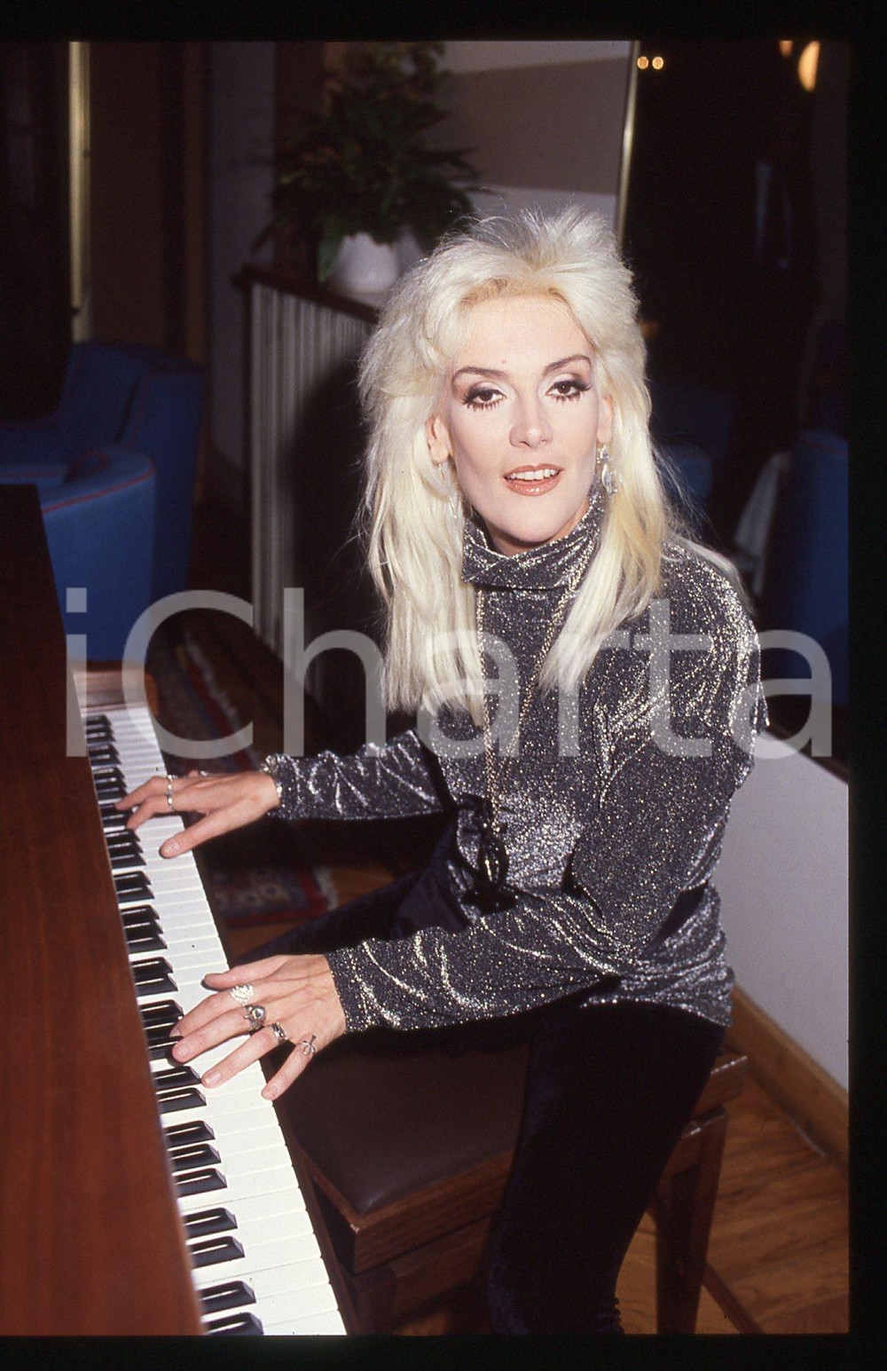 35mm vintage slide* 1990ca Donatella RETTORE in posa al pianoforte