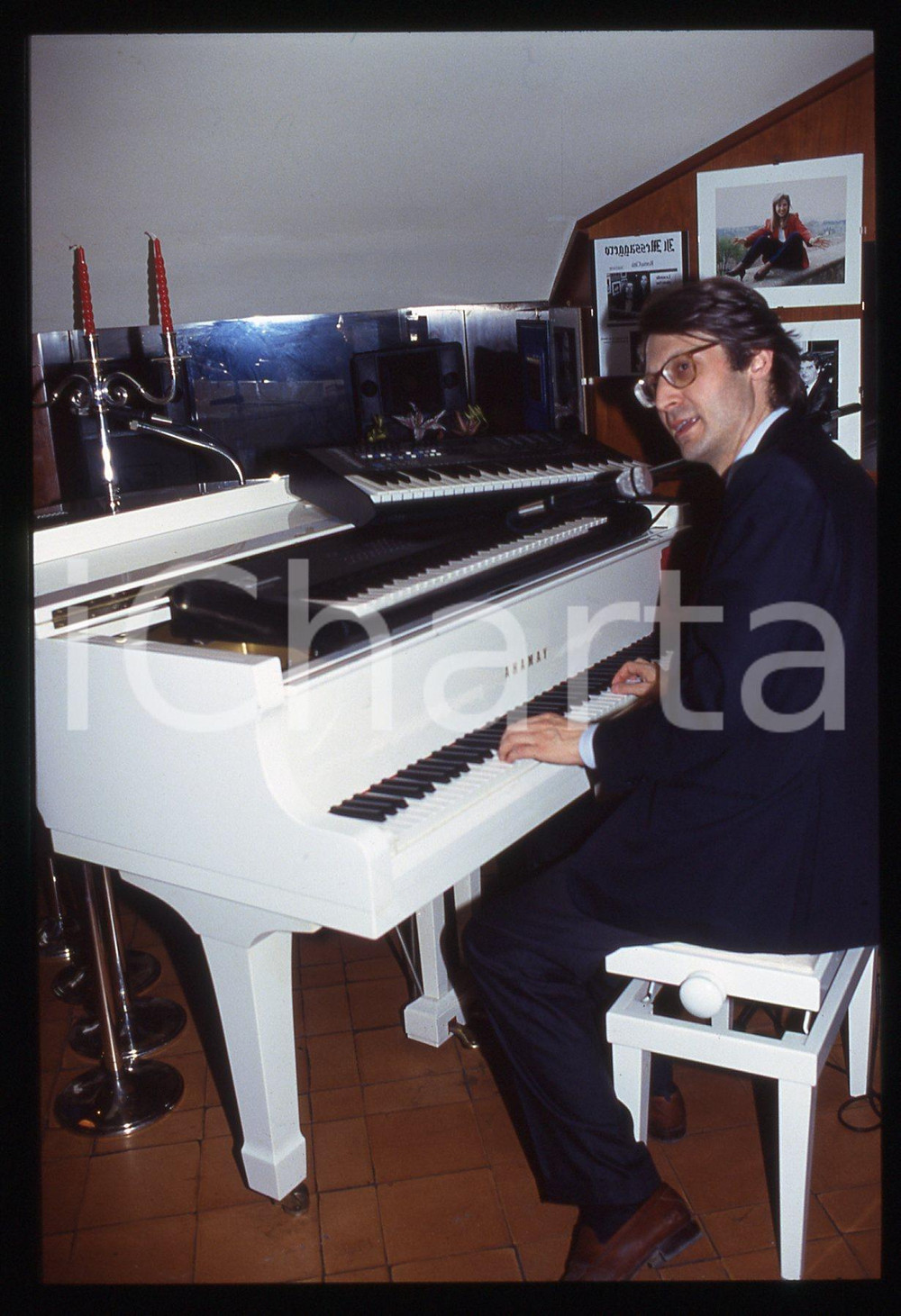 35mm vintage slide* 1990ca Vittorio SGARBI al pianoforte   Diapositiva d'epoca, in formato 35 mm. CONDIZIONI: GOODE' severamente vietata la riproduzione. Tutti i diritti sono riservati. ICharta mette in vendita, sul negozio eBay e in esclusiva sul sito "icharta" il proprio archivio composto da numerose diapositive e negativi fotografici d'epoca, tutti originali e autentici, che attraversano la storia del costume italiano tra gli la fine degli anni Sessanta e Novanta.Si tratta di uno sguardo inedito sull'attualit&agrave;, la politica, la vita quotidiana, il gossip e la cultura, che fotografa il cambiamento della nazione in quest'ultimo scorcio del XX secolo. Un'occasione unica per il mercato del collezionismo, che vede finalmente disponibile un archivio eccezionale per vastit&agrave;, tematiche e condizioni, in un settore (il negativo fotografico e la diapositiva) di assoluta novit&agrave; e dalle interessanti prospettive di investimento.  originale e autentica 1