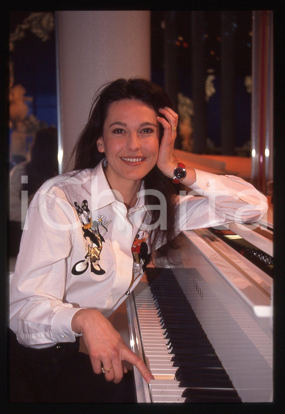35mm vintage slide* 1990ca Luana COLUSSI in posa al pianoforte