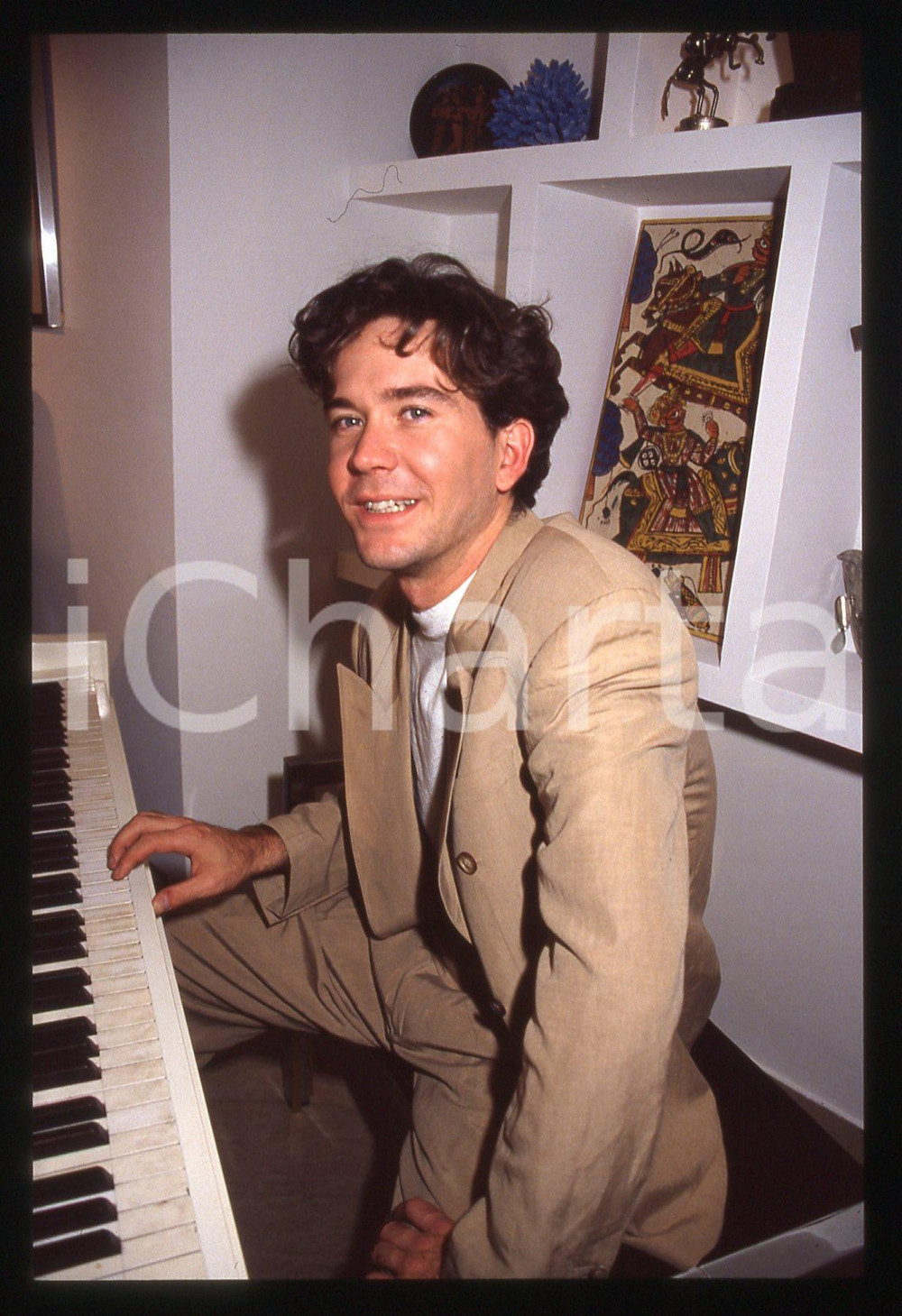35mm vintage slide* 1990ca Timothy HUTTON in posa al pianoforte