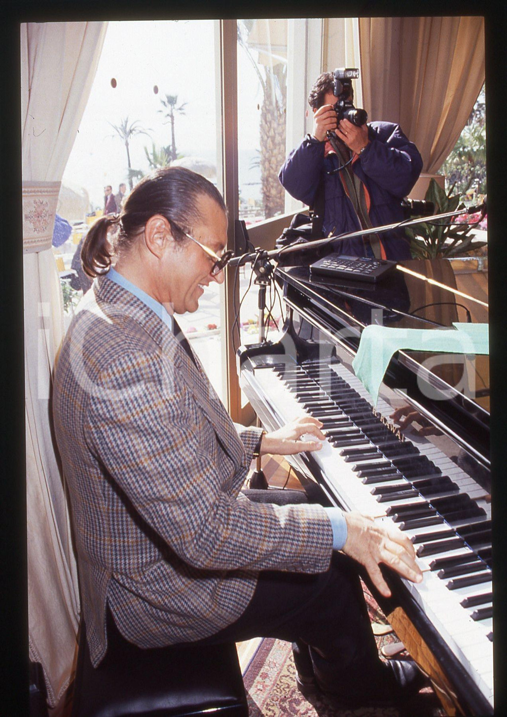 35mm vintage slide* 1990ca Tony RENIS al pianoforte