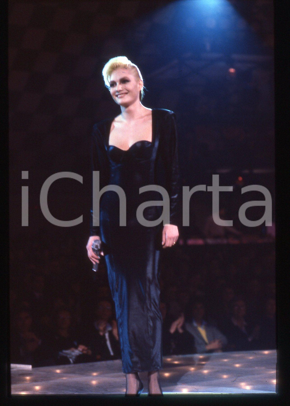 35mm vintage slide* 1990ca Anna OXA sul palcoscenico   Diapositiva d'epoca, in formato 35 mm. CONDIZIONI: GOODE' severamente vietata la riproduzione. Tutti i diritti sono riservati. ICharta mette in vendita, sul negozio eBay e in esclusiva sul sito "icharta" il proprio archivio composto da numerose diapositive e negativi fotografici d'epoca, tutti originali e autentici, che attraversano la storia del costume italiano tra gli la fine degli anni Sessanta e Novanta.Si tratta di uno sguardo inedito sull'attualit&agrave;, la politica, la vita quotidiana, il gossip e la cultura, che fotografa il cambiamento della nazione in quest'ultimo scorcio del XX secolo. Un'occasione unica per il mercato del collezionismo, che vede finalmente disponibile un archivio eccezionale per vastit&agrave;, tematiche e condizioni, in un settore (il negativo fotografico e la diapositiva) di assoluta novit&agrave; e dalle interessanti prospettive di investimento.     originale e autentica 1