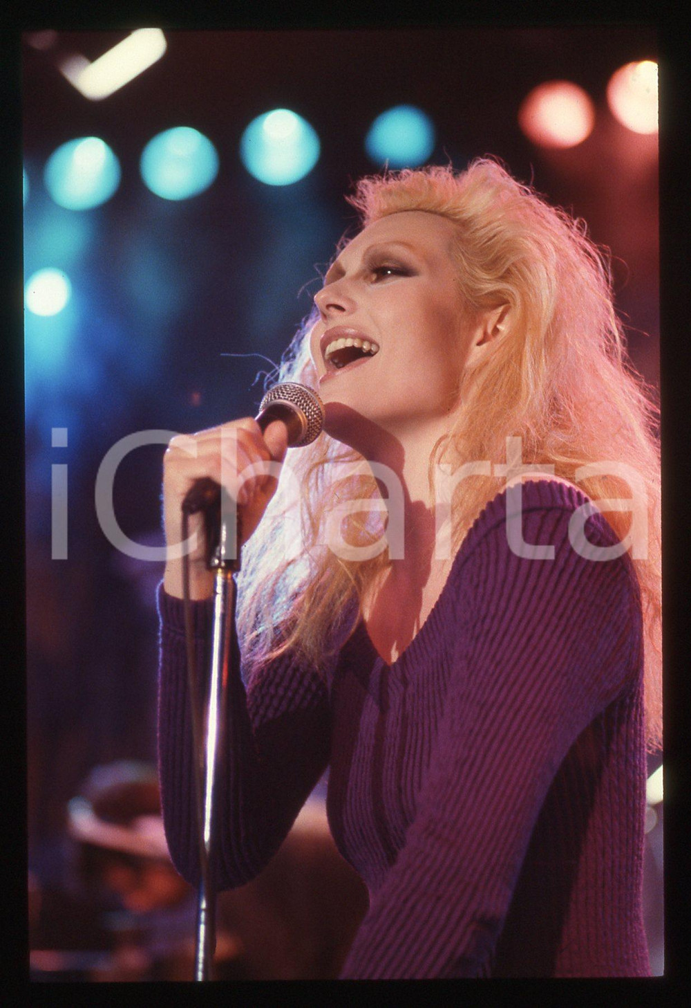35mm vintage slide* 1988 Anna OXA in concerto canta "Quando nasce un amore" (3)   Diapositiva d'epoca, in formato 35 mm. CONDIZIONI: GOODE' severamente vietata la riproduzione. Tutti i diritti sono riservati. ICharta mette in vendita, sul negozio eBay e in esclusiva sul sito "icharta" il proprio archivio composto da numerose diapositive e negativi fotografici d'epoca, tutti originali e autentici, che attraversano la storia del costume italiano tra gli la fine degli anni Sessanta e Novanta.Si tratta di uno sguardo inedito sull'attualit&agrave;, la politica, la vita quotidiana, il gossip e la cultura, che fotografa il cambiamento della nazione in quest'ultimo scorcio del XX secolo. Un'occasione unica per il mercato del collezionismo, che vede finalmente disponibile un archivio eccezionale per vastit&agrave;, tematiche e condizioni, in un settore (il negativo fotografico e la diapositiva) di assoluta novit&agrave; e dalle interessanti prospettive di investimento.     originale e autentica 1