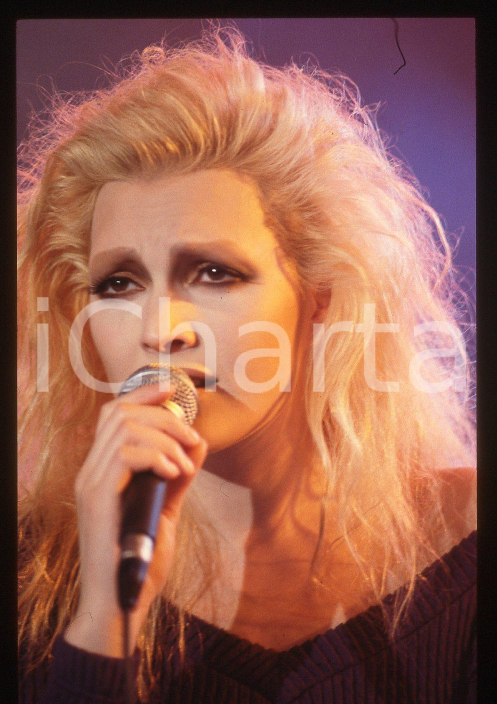 35mm vintage slide* 1988 Anna OXA in concerto canta "Quando nasce un amore" (5)   Diapositiva d'epoca, in formato 35 mm. CONDIZIONI: FAIRE' severamente vietata la riproduzione. Tutti i diritti sono riservati. ICharta mette in vendita, sul negozio eBay e in esclusiva sul sito "icharta" il proprio archivio composto da numerose diapositive e negativi fotografici d'epoca, tutti originali e autentici, che attraversano la storia del costume italiano tra gli la fine degli anni Sessanta e Novanta.Si tratta di uno sguardo inedito sull'attualit&agrave;, la politica, la vita quotidiana, il gossip e la cultura, che fotografa il cambiamento della nazione in quest'ultimo scorcio del XX secolo. Un'occasione unica per il mercato del collezionismo, che vede finalmente disponibile un archivio eccezionale per vastit&agrave;, tematiche e condizioni, in un settore (il negativo fotografico e la diapositiva) di assoluta novit&agrave; e dalle interessanti prospettive di investimento.     originale e autentica 1