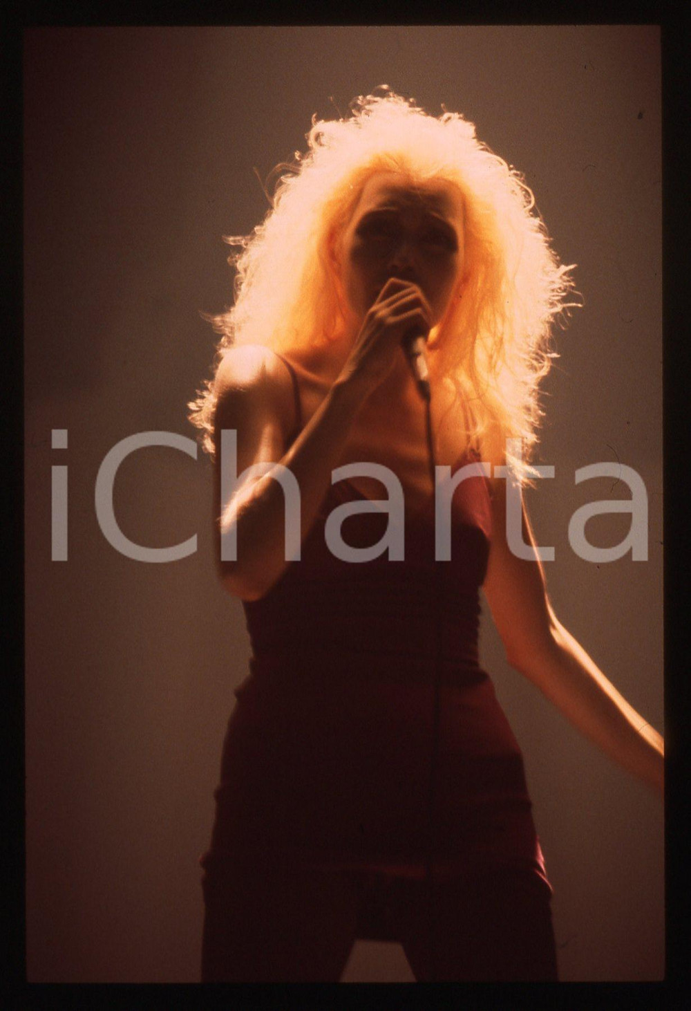 35mm vintage slide* 1990ca Anna OXA ritratto della cantante in concerto (4)   Diapositiva d'epoca, in formato 35 mm. CONDIZIONI: GOODE' severamente vietata la riproduzione. Tutti i diritti sono riservati. ICharta mette in vendita, sul negozio eBay e in esclusiva sul sito "icharta" il proprio archivio composto da numerose diapositive e negativi fotografici d'epoca, tutti originali e autentici, che attraversano la storia del costume italiano tra gli la fine degli anni Sessanta e Novanta.Si tratta di uno sguardo inedito sull'attualit&agrave;, la politica, la vita quotidiana, il gossip e la cultura, che fotografa il cambiamento della nazione in quest'ultimo scorcio del XX secolo. Un'occasione unica per il mercato del collezionismo, che vede finalmente disponibile un archivio eccezionale per vastit&agrave;, tematiche e condizioni, in un settore (il negativo fotografico e la diapositiva) di assoluta novit&agrave; e dalle interessanti prospettive di investimento.     originale e autentica 1