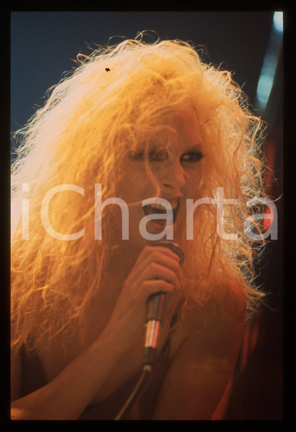 35mm vintage slide* 1990ca Anna OXA ritratto della cantante in concerto (5)   Diapositiva d'epoca, in formato 35 mm. CONDIZIONI: GOODE' severamente vietata la riproduzione. Tutti i diritti sono riservati. ICharta mette in vendita, sul negozio eBay e in esclusiva sul sito "icharta" il proprio archivio composto da numerose diapositive e negativi fotografici d'epoca, tutti originali e autentici, che attraversano la storia del costume italiano tra gli la fine degli anni Sessanta e Novanta.Si tratta di uno sguardo inedito sull'attualit&agrave;, la politica, la vita quotidiana, il gossip e la cultura, che fotografa il cambiamento della nazione in quest'ultimo scorcio del XX secolo. Un'occasione unica per il mercato del collezionismo, che vede finalmente disponibile un archivio eccezionale per vastit&agrave;, tematiche e condizioni, in un settore (il negativo fotografico e la diapositiva) di assoluta novit&agrave; e dalle interessanti prospettive di investimento.     originale e autentica 1