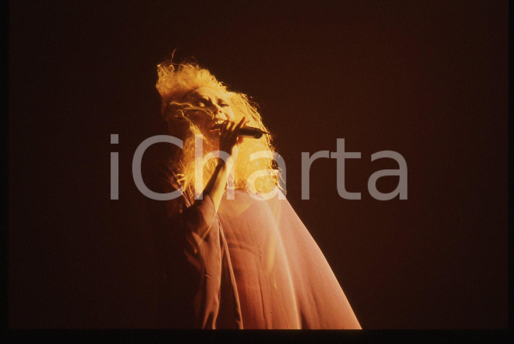 35mm vintage slide* 1990ca Anna OXA durante un'esibizione   Diapositiva d'epoca, in formato 35 mm. CONDIZIONI: GOODE' severamente vietata la riproduzione. Tutti i diritti sono riservati. ICharta mette in vendita, sul negozio eBay e in esclusiva sul sito "icharta" il proprio archivio composto da numerose diapositive e negativi fotografici d'epoca, tutti originali e autentici, che attraversano la storia del costume italiano tra gli la fine degli anni Sessanta e Novanta.Si tratta di uno sguardo inedito sull'attualit&agrave;, la politica, la vita quotidiana, il gossip e la cultura, che fotografa il cambiamento della nazione in quest'ultimo scorcio del XX secolo. Un'occasione unica per il mercato del collezionismo, che vede finalmente disponibile un archivio eccezionale per vastit&agrave;, tematiche e condizioni, in un settore (il negativo fotografico e la diapositiva) di assoluta novit&agrave; e dalle interessanti prospettive di investimento.     originale e autentica 1