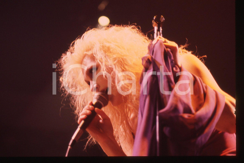 35mm vintage slide* 1990ca Anna OXA durante un'esibizione (2)   Diapositiva d'epoca, in formato 35 mm. CONDIZIONI: GOODE' severamente vietata la riproduzione. Tutti i diritti sono riservati. ICharta mette in vendita, sul negozio eBay e in esclusiva sul sito "icharta" il proprio archivio composto da numerose diapositive e negativi fotografici d'epoca, tutti originali e autentici, che attraversano la storia del costume italiano tra gli la fine degli anni Sessanta e Novanta.Si tratta di uno sguardo inedito sull'attualit&agrave;, la politica, la vita quotidiana, il gossip e la cultura, che fotografa il cambiamento della nazione in quest'ultimo scorcio del XX secolo. Un'occasione unica per il mercato del collezionismo, che vede finalmente disponibile un archivio eccezionale per vastit&agrave;, tematiche e condizioni, in un settore (il negativo fotografico e la diapositiva) di assoluta novit&agrave; e dalle interessanti prospettive di investimento.     originale e autentica 1