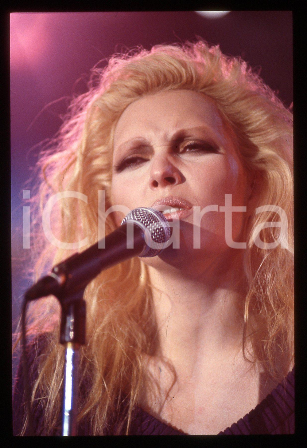 35mm vintage slide* 1988 Anna OXA in concerto canta "Quando nasce un amore" (7)   Diapositiva d'epoca, in formato 35 mm. CONDIZIONI: GOODE' severamente vietata la riproduzione. Tutti i diritti sono riservati. ICharta mette in vendita, sul negozio eBay e in esclusiva sul sito "icharta" il proprio archivio composto da numerose diapositive e negativi fotografici d'epoca, tutti originali e autentici, che attraversano la storia del costume italiano tra gli la fine degli anni Sessanta e Novanta.Si tratta di uno sguardo inedito sull'attualit&agrave;, la politica, la vita quotidiana, il gossip e la cultura, che fotografa il cambiamento della nazione in quest'ultimo scorcio del XX secolo. Un'occasione unica per il mercato del collezionismo, che vede finalmente disponibile un archivio eccezionale per vastit&agrave;, tematiche e condizioni, in un settore (il negativo fotografico e la diapositiva) di assoluta novit&agrave; e dalle interessanti prospettive di investimento.     originale e autentica 1