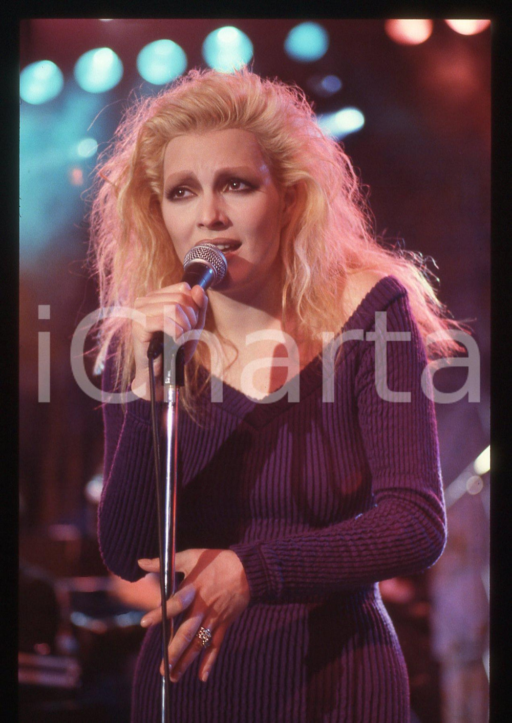 35mm vintage slide* 1988 Anna OXA in concerto canta "Quando nasce un amore" (8)   Diapositiva d'epoca, in formato 35 mm. CONDIZIONI: GOODE' severamente vietata la riproduzione. Tutti i diritti sono riservati. ICharta mette in vendita, sul negozio eBay e in esclusiva sul sito "icharta" il proprio archivio composto da numerose diapositive e negativi fotografici d'epoca, tutti originali e autentici, che attraversano la storia del costume italiano tra gli la fine degli anni Sessanta e Novanta.Si tratta di uno sguardo inedito sull'attualit&agrave;, la politica, la vita quotidiana, il gossip e la cultura, che fotografa il cambiamento della nazione in quest'ultimo scorcio del XX secolo. Un'occasione unica per il mercato del collezionismo, che vede finalmente disponibile un archivio eccezionale per vastit&agrave;, tematiche e condizioni, in un settore (il negativo fotografico e la diapositiva) di assoluta novit&agrave; e dalle interessanti prospettive di investimento.     originale e autentica 1